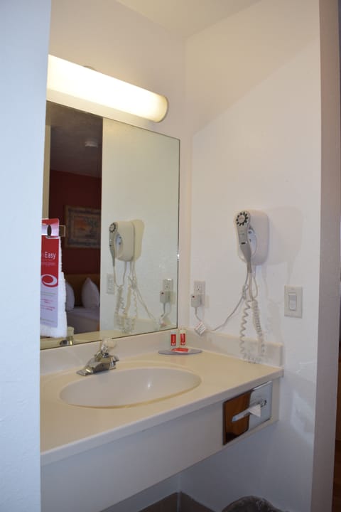 Combined shower/tub, jetted tub, hair dryer, towels