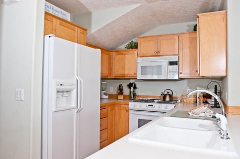 Condo, 1 Bedroom, 1 Bathroom, Ocean View (Seacliff Loft) | Private kitchen | Full-size fridge, microwave, oven, stovetop
