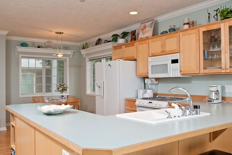 Condo, 1 Bedroom, 2 Bathrooms, Ocean View (Sea for Two) | Private kitchen | Full-size fridge, microwave, oven, stovetop