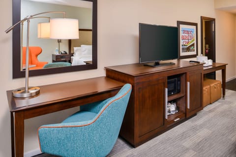 King Study with Chaise Lounge | In-room safe, desk, iron/ironing board, free cribs/infant beds