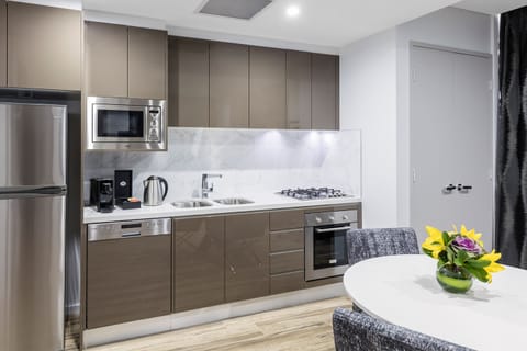 1 Bedroom Aero Suite | Private kitchen | Full-size fridge, microwave, oven, stovetop