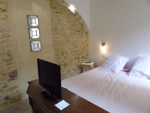 Deluxe Double Room, Ensuite, Courtyard View | Free WiFi, bed sheets