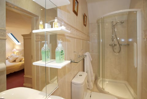 Superior Room, 1 King Bed | Bathroom | Shower, free toiletries, hair dryer, towels