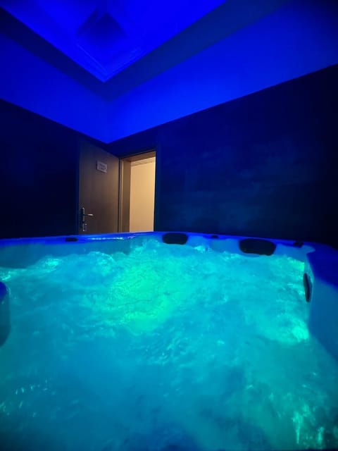 Couples treatment rooms, hydrotherapy, aromatherapy, hot stone massages