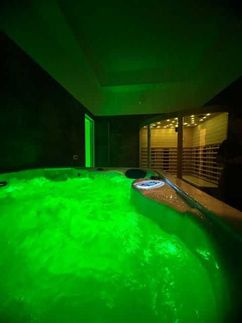 Couples treatment rooms, hydrotherapy, aromatherapy, hot stone massages