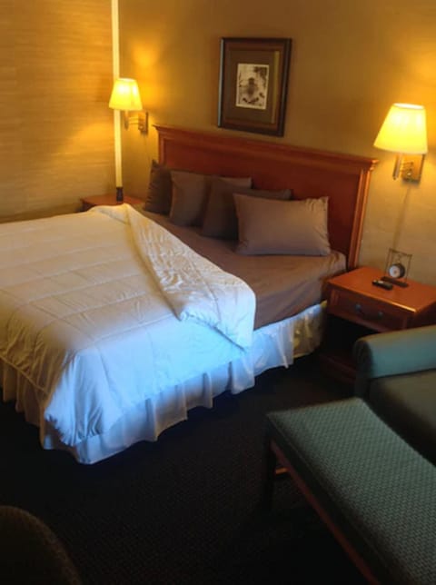 Standard Room, 1 King Bed | Living area | TV
