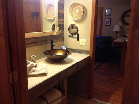 Luxury Cabin, 2 Bedrooms, Kitchen | Bathroom | Combined shower/tub, free toiletries, hair dryer, towels