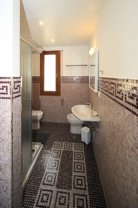 Superior Double Room | Bathroom | Shower, free toiletries, hair dryer, bidet