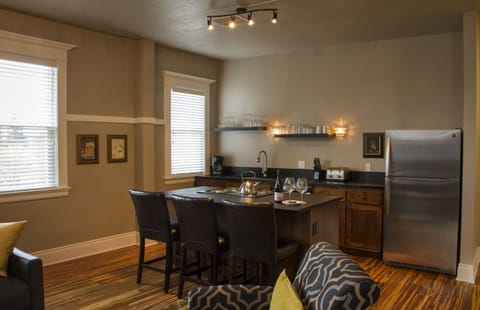 Elite Apartment, 1 King Bed, Non Smoking, Fireplace (11TH) | Private kitchen | Fridge, microwave, oven, stovetop