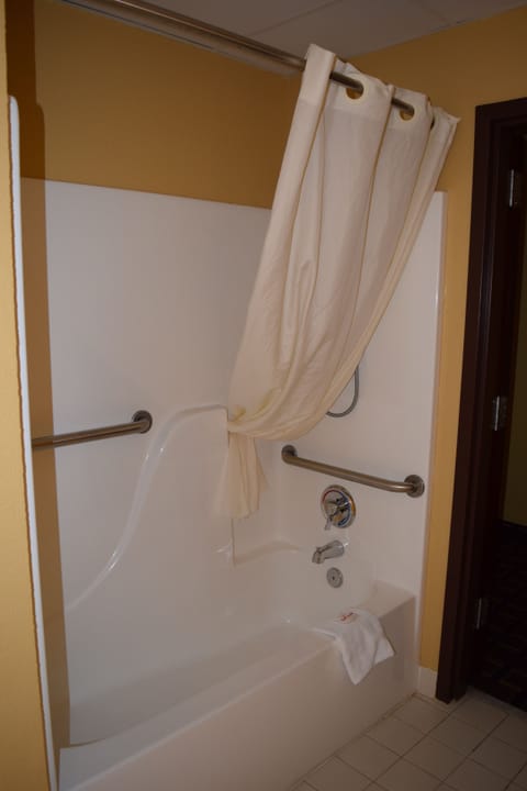 Combined shower/tub, hydromassage showerhead, free toiletries