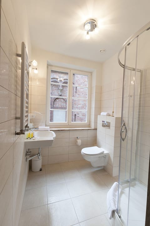 Standard Quadruple Room | Bathroom | Shower, free toiletries, hair dryer, towels