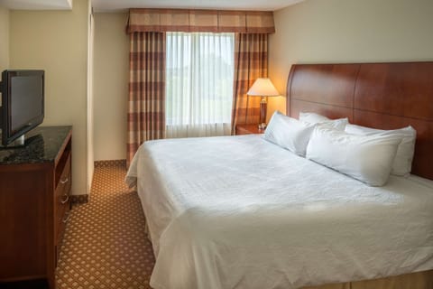 Deluxe Room, 1 King Bed | In-room safe, individually decorated, individually furnished, desk