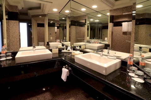 Suite, 1 Bedroom | Bathroom | Shower, rainfall showerhead, free toiletries, hair dryer