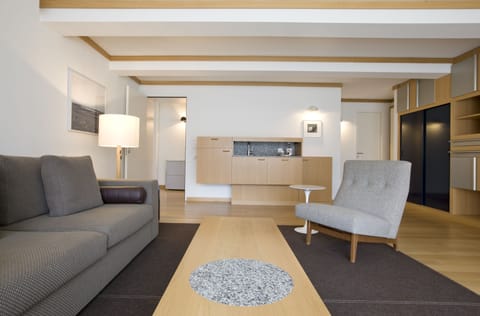 Suite (Ecksuite) | Living area | Flat-screen TV, DVD player