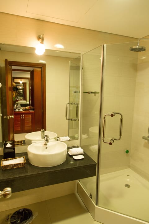 Superior Room, River View | Bathroom | Shower, free toiletries, hair dryer, bathrobes