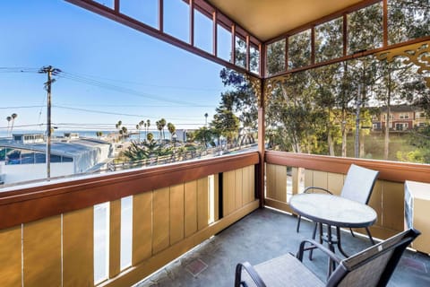 Business Room, 1 King Bed, Non Smoking, Ocean View | Desk, iron/ironing board, free WiFi, bed sheets