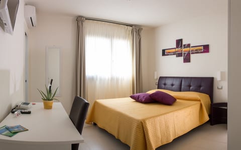 Classic Double Room | Minibar, in-room safe, desk, free cribs/infant beds