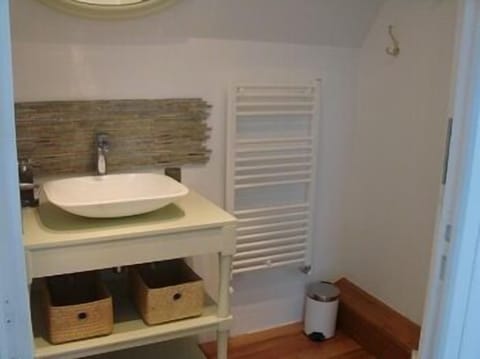 Superior Room | Bathroom | Free toiletries, hair dryer, towels, toilet paper