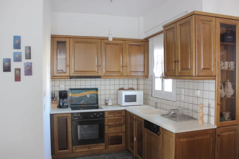 Superior Apartment | Private kitchen | Fridge, stovetop, electric kettle, cookware/dishes/utensils