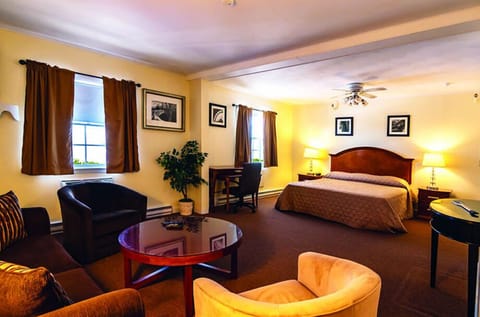 Maine Inn Family Suite, 1 King Bed with Sofa bed, Non Smoking | Iron/ironing board, free WiFi, bed sheets