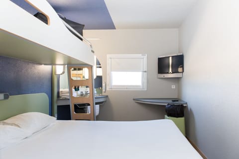 Triple Room, Multiple Beds | Premium bedding, desk, soundproofing, iron/ironing board