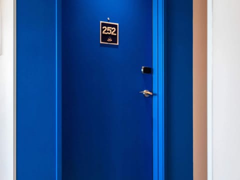 Desk, soundproofing, free WiFi, bed sheets