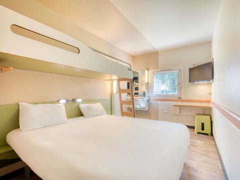 Triple Room, Multiple Beds | Desk, soundproofing, free WiFi, bed sheets