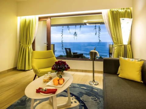 Deluxe Double Room, 1 Double Bed, Balcony, Oceanfront | Minibar, in-room safe, blackout drapes, soundproofing