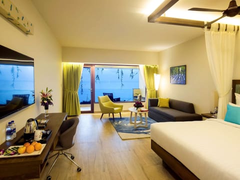 Deluxe Double Room, 1 Double Bed, Balcony, Oceanfront | Minibar, in-room safe, blackout drapes, soundproofing