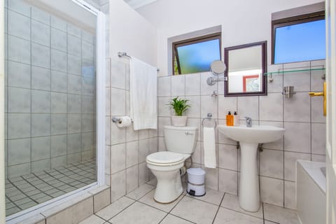 Family Suite | Bathroom | Separate tub and shower, free toiletries, hair dryer, towels