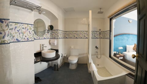 Executive Room, Bathtub, Garden View | Bathroom | Rainfall showerhead, free toiletries, hair dryer, bathrobes