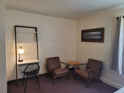 Deluxe Room | Living area | 43-inch flat-screen TV with satellite channels, TV