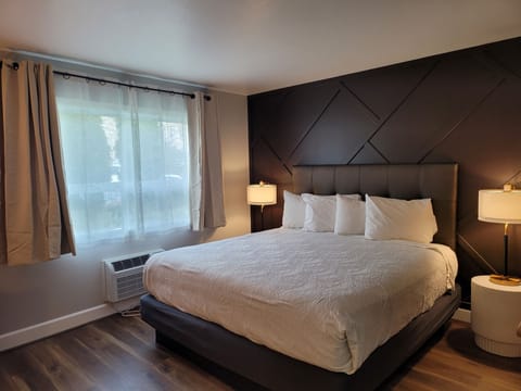 Signature Room, 1 King Bed | Hypo-allergenic bedding, blackout drapes, soundproofing, free WiFi