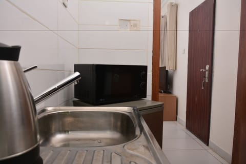 Studio, 1 Bedroom, Kitchenette, Garden Area | Private kitchenette