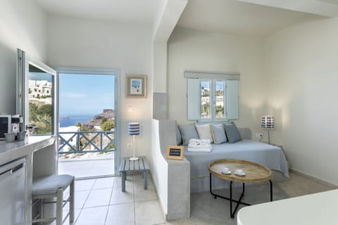 Family Suite with caldera view | Egyptian cotton sheets, premium bedding, minibar, in-room safe