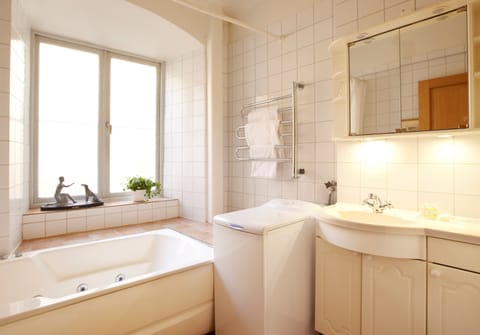 Apartment, 1 Bedroom | Bathroom | Hair dryer, towels, soap, shampoo