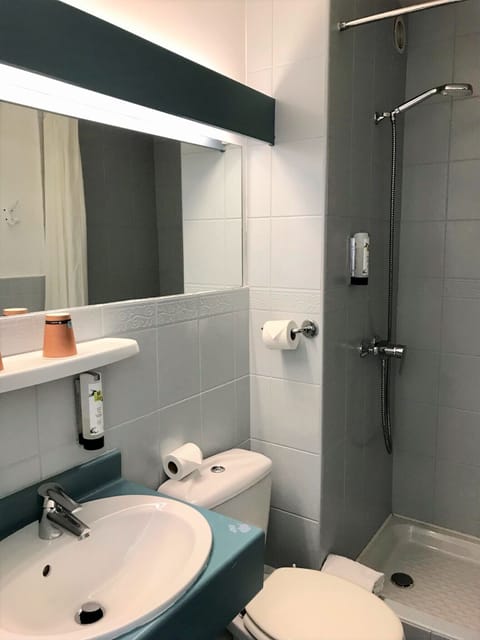 Traditional Room, 1 Double Bed | Bathroom | Shower, free toiletries, towels