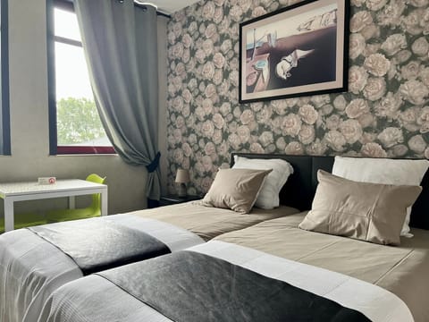 Twin Room | 1 bedroom, premium bedding, Select Comfort beds, minibar