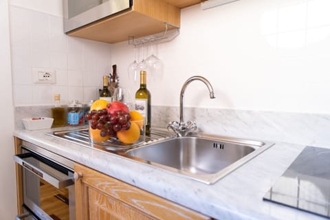 Deluxe Apartment, 1 Bedroom, City View | Private kitchen | Fridge, microwave, oven, stovetop