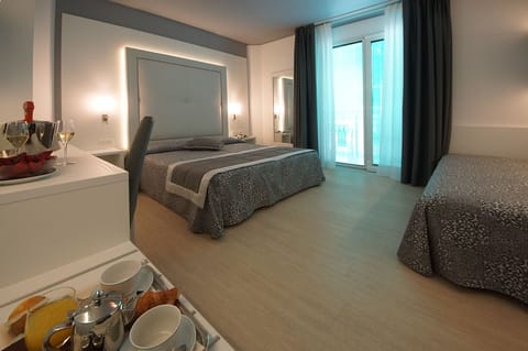 Flexible Triple Room (Room Change) | Minibar, in-room safe, desk, soundproofing