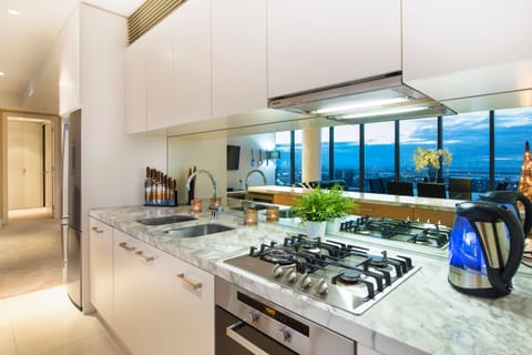 2.5 Bedroom - 2 Bathroom Penthouse Level (Internal Bunk) | Private kitchen | Full-size fridge, microwave, oven, stovetop