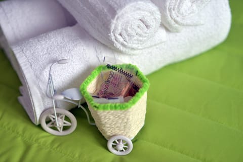 Romantic Double or Twin Room, 1 Bedroom, Ensuite | Bathroom amenities | Shower, rainfall showerhead, free toiletries, hair dryer