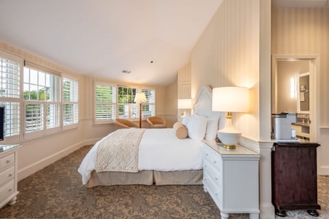 Junior Suite, 1 King Bed | Premium bedding, pillowtop beds, in-room safe, soundproofing