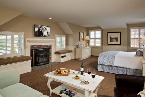 King Suite | Premium bedding, pillowtop beds, in-room safe, soundproofing