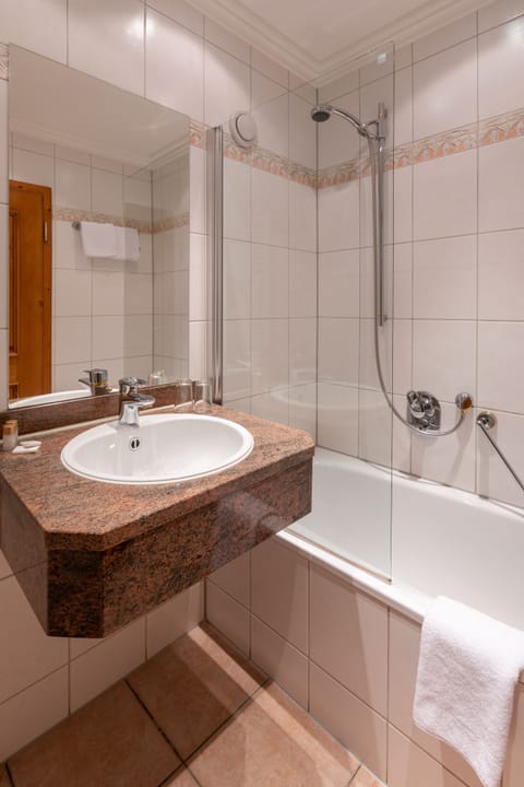 Comfort Double Room | Bathroom | Free toiletries, hair dryer, towels, soap