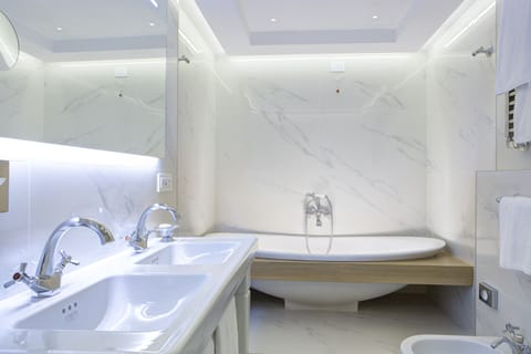 Sky Suite | Bathroom | Shower, free toiletries, hair dryer, slippers