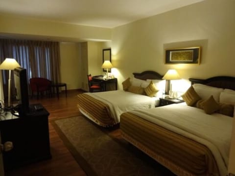 Premium Room | Egyptian cotton sheets, premium bedding, pillowtop beds, minibar
