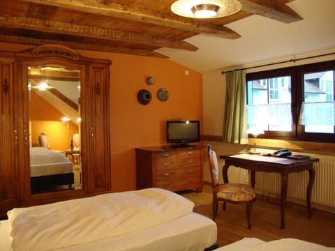 Walter Faller Room  | Desk, soundproofing, free WiFi, bed sheets