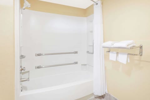 Room, 1 King Bed, Accessible, Non Smoking | Bathroom | Combined shower/tub, free toiletries, hair dryer, towels