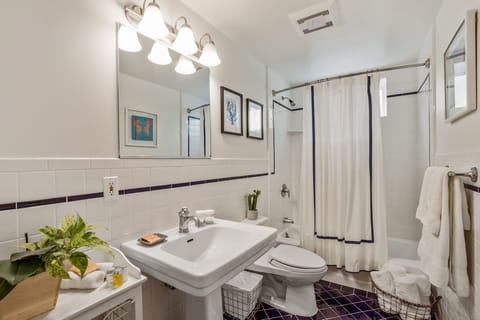 Deluxe King, Private Bathroom, Non Smoking | Bathroom | Combined shower/tub, bathrobes, towels